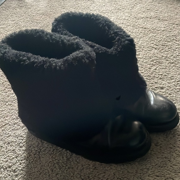 All leather Ugg boots with fur trim top - Picture 2 of 5
